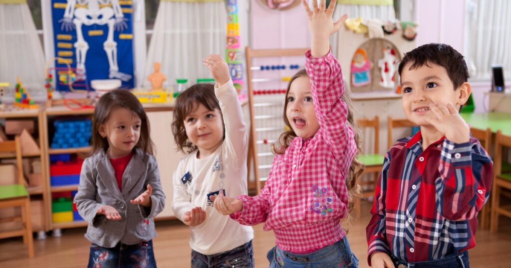 khuyến khích trẻ nêu quan điểm cá nhân để phát triển giao tiếp