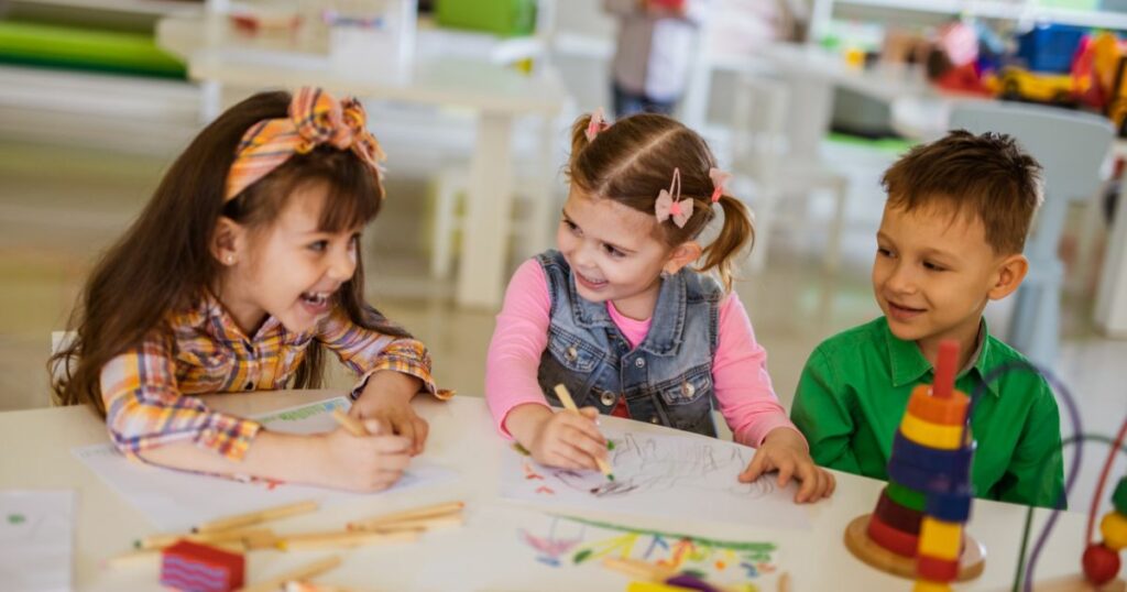 tạo môi trường giao tiếp lành mạnh giúp trẻ phát triển kỹ năng giao tiếp