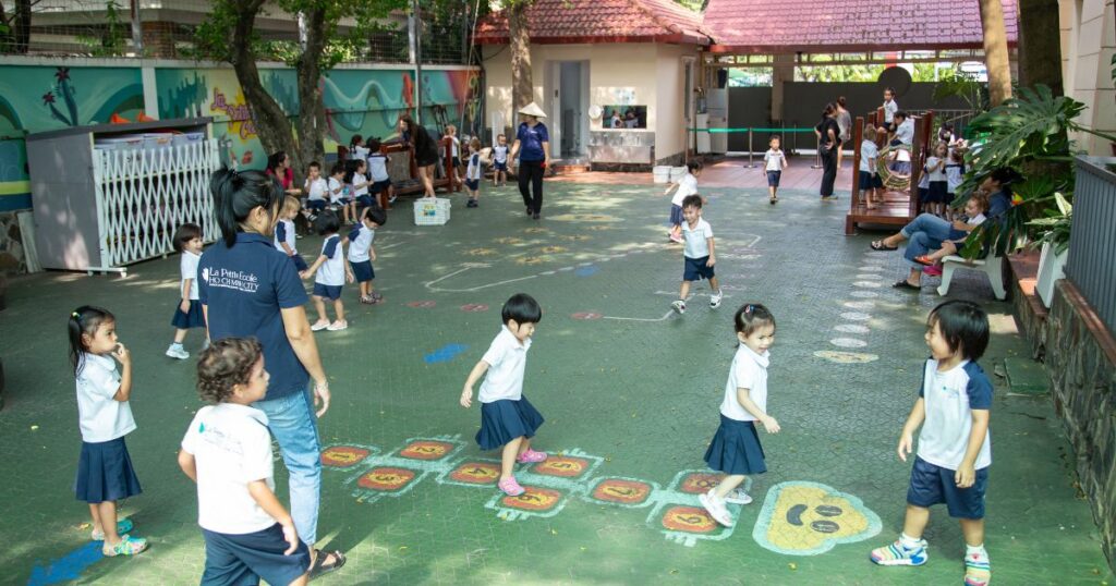 phát triển kỹ năng giao tiếp ở trẻ mầm non bằng các hoạt động ngoài trời