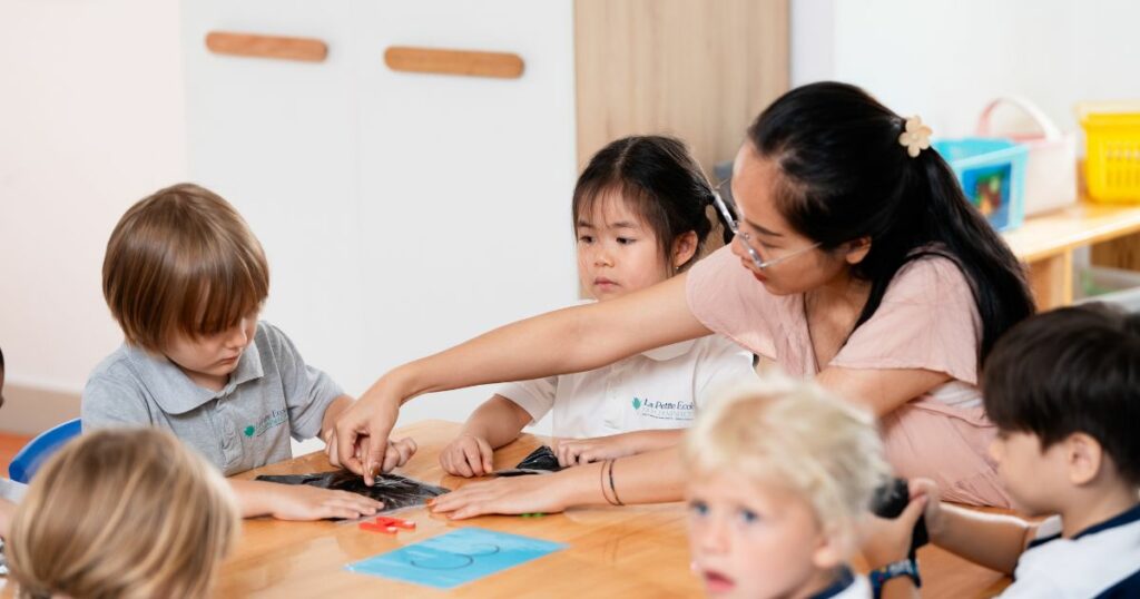 rèn luyện kỹ năng làm việc nhóm cho trẻ em tại LPE HCM