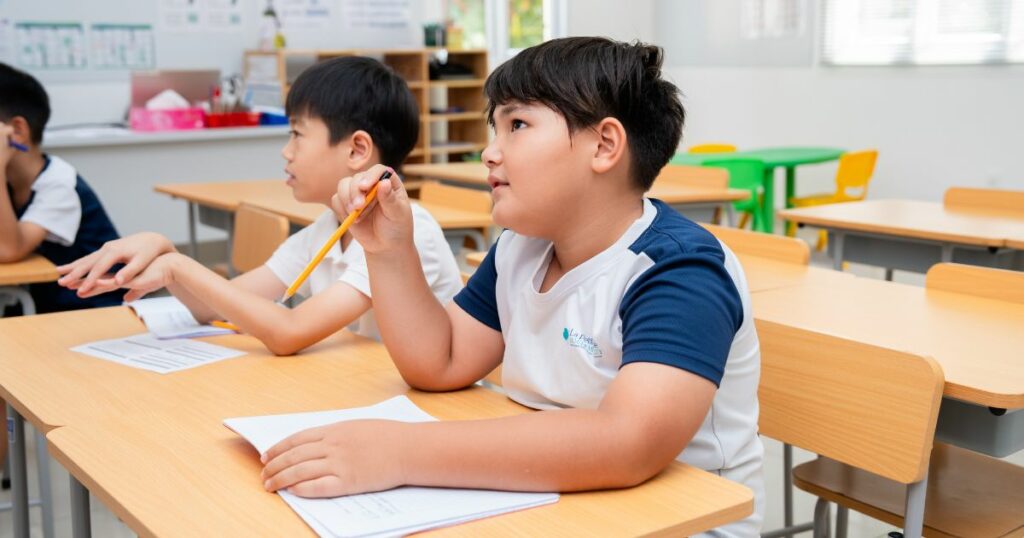 bé tập viết chữ cái