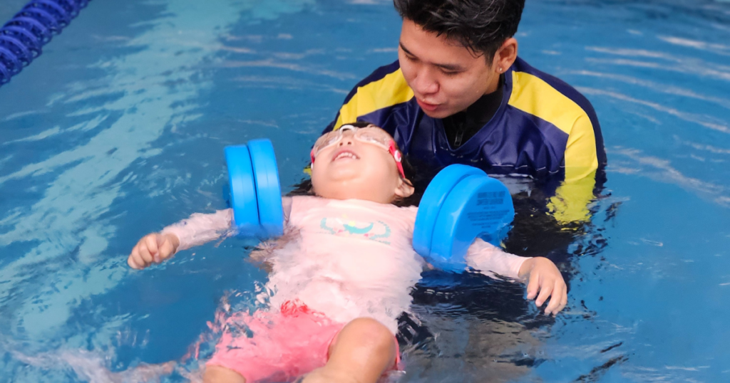 mẹo giúp bé làm quen với nước